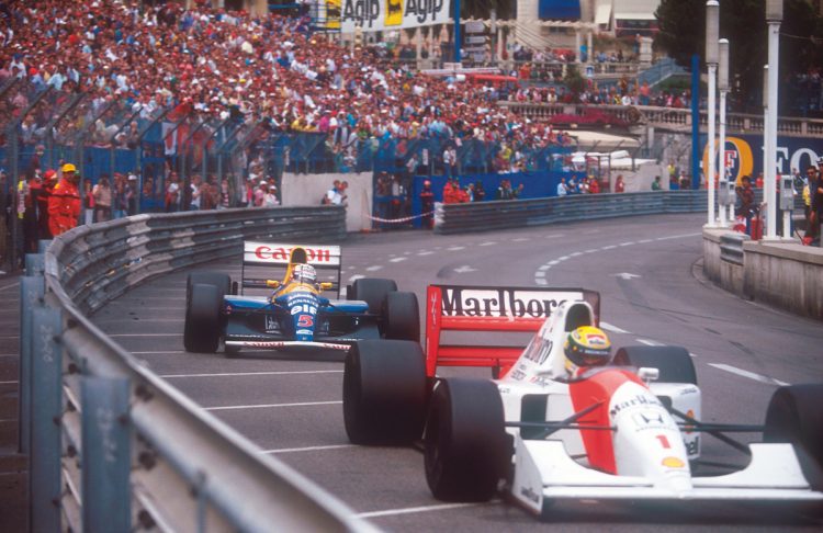 1992 伝説のモナコGP：マンセルのピットイン中に首位を奪ったセナが、終盤の猛追を振り切りわずか0.215秒差で勝利した名勝負（写真＝LAT／アフロ）