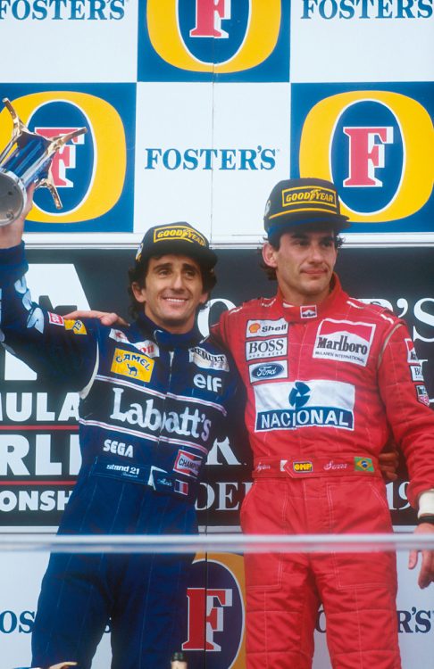 1993 生涯最後の優勝：フォードエンジンを搭載した1993年、オーストラリアGPで優勝。同年限りで引退したプロストと表彰台に。これがセナにとって最後の勝利となった（写真＝LAT／アフロ）