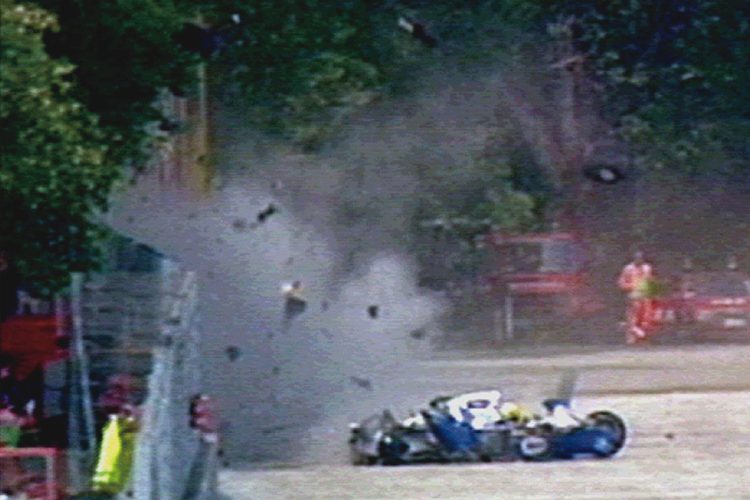 1994 タンブレロ・コーナーの悲劇：1994年5月1日、サンマリノGP。イモラサーキットでのクラッシュは日本や全世界で繰り返し報じられた（写真＝ロイター／AFLO）