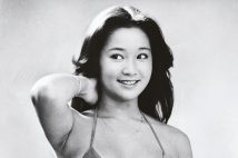 青山京子はスキー雑誌の「ミス・スキーガール」でモデルデビュー。1980年3月に出演した『今週のギャル』コーナーで強烈なインパクトを残し、2か月後にカバーガールに採用された