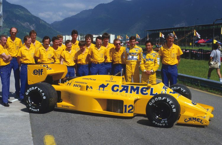 長らく黒地に金文字のボディだったロータスは、ホンダエンジンを搭載しセナと中嶋がチームメイトとなった1987年から、キャメルのロゴと黄色が印象的なマシンに刷新（写真＝Sutton Motorsport Images／AFLO）