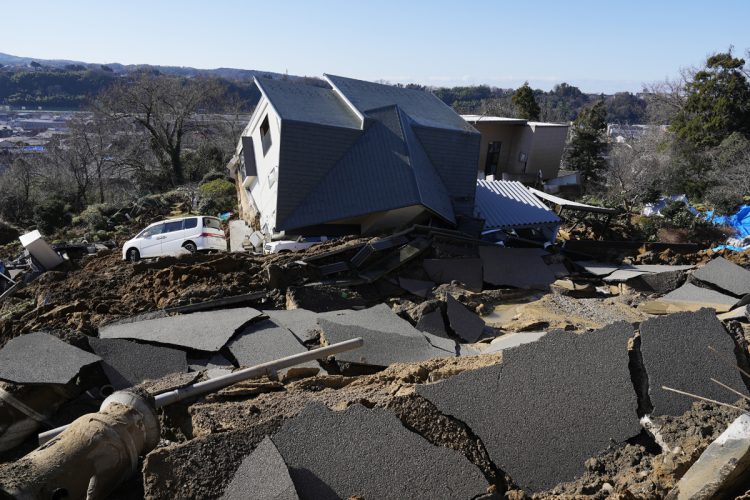 能登半島地震での地割れ被害。（石川県／’２４年）
