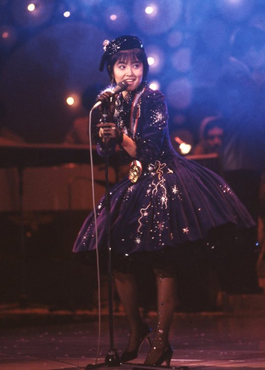 1986年「日本レコード大賞」金賞受賞時。これ以降4年連続受賞