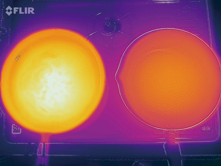 火を止めて2分後の計測画像。右は一般的なフライパン