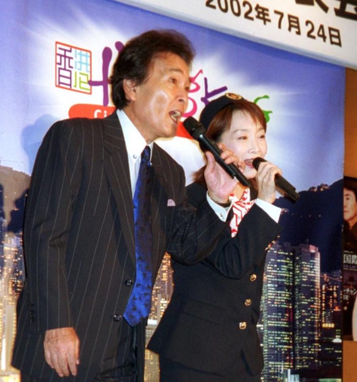 歌手のアグネス・チャンが作曲家の平尾昌晃とのデュエット曲「香港国際空港」を発表