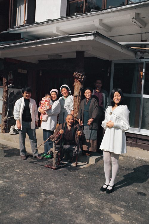 1973年春、奥鬼怒温泉郷で地元の人びとと記念撮影。この地にも麻田奈美の名は知れ渡っていた。