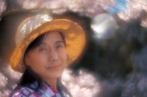 65歳になった麻田奈美さん（2019年撮影）。42年前と変わらず、可愛らしい笑顔を見せた。