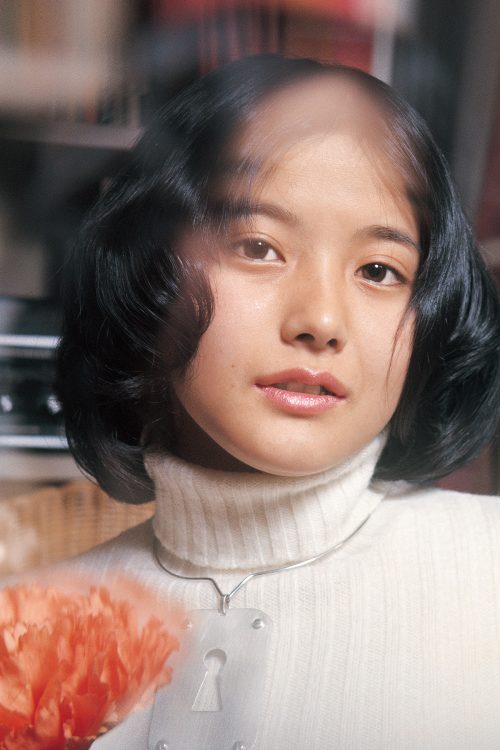 表情にあどけなさを残す18歳の麻田奈美。写真家のカメラワークも光る。