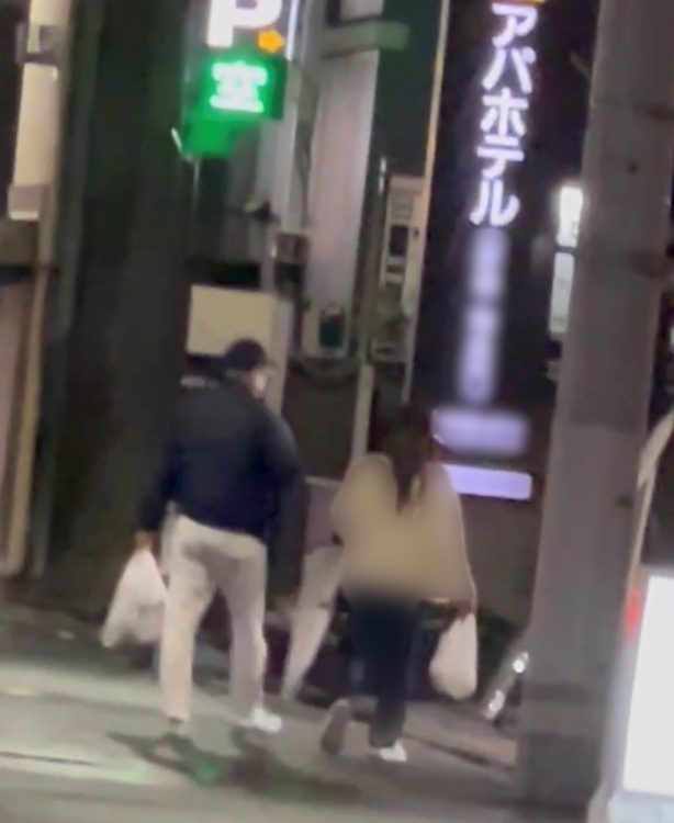 食事後、アパホテルへ入る2人