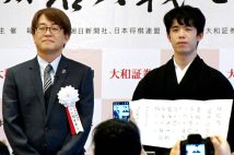 藤井聡太八冠（右）と日本将棋連盟の羽生善治会長（時事通信フォト）