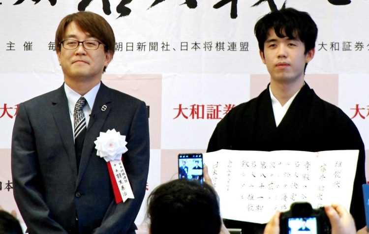 藤井聡太八冠（右）と日本将棋連盟の羽生善治会長（時事通信フォト）