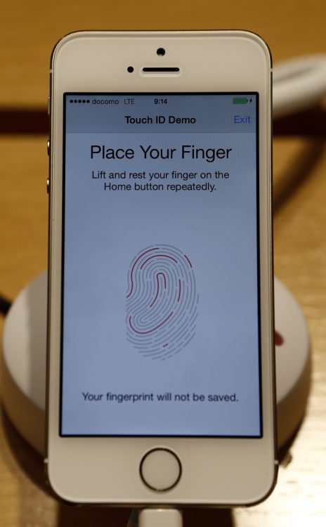 iPhoneに指紋認証センサーが導入されたのは2013年だった(イメージ、時事通信フォト)