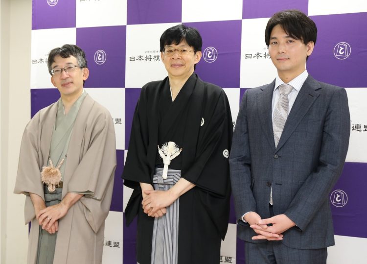 左から佐藤康光九段、谷川浩司十七世名人、都成竜馬七段。都成七段は谷川門下（時事通信フォト）