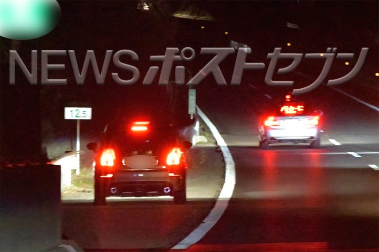 停車してしまった芝翫の車を覆面パトカーが指示する