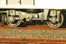 電車の「ガタン、ゴトン」という音を過去のものにした、ロングレールと伸縮継ぎ目の効果