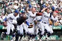 初優勝を果たし、笑顔で駆け出す健大高崎ナイン(時事通信フォト)