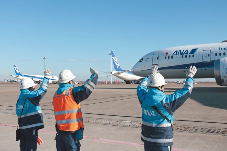 出発する旅客機に手を振って見送る「グッバイウェーブ」（写真提供／ANA）