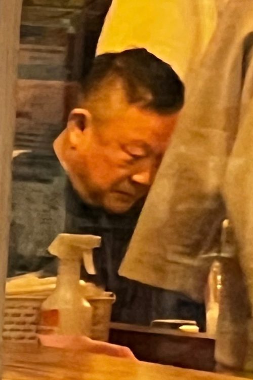 飲食店で食事をする樋越勉氏