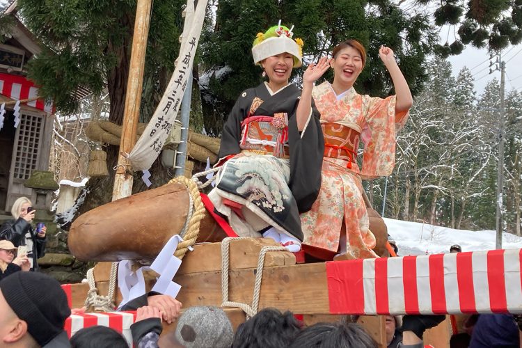 今年の初嫁は、新潟県見附市から来た岡真奈美さん（30）と茨城県鉾田市から来た古谷香織さん（41）