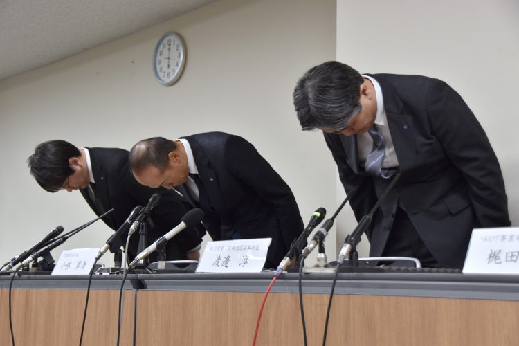 記者会見で頭を下げる小林製薬の小林章浩社長（中央）ら＝２２日午後、大阪市中央区