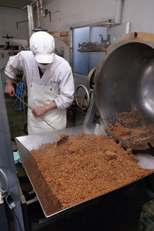 蒸した大豆を攪拌。この後、納豆菌を振りかけ、パック詰めした後に発酵室へ