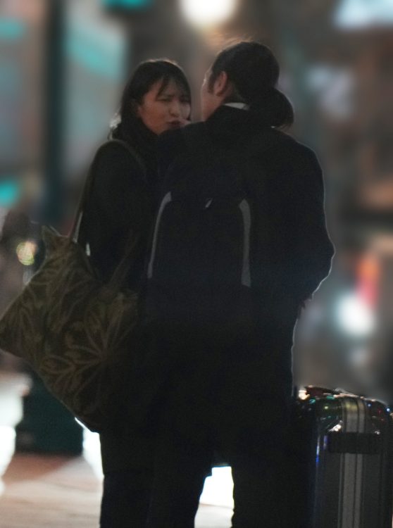 黒いコートに長髪の小室圭氏と、眞子さん