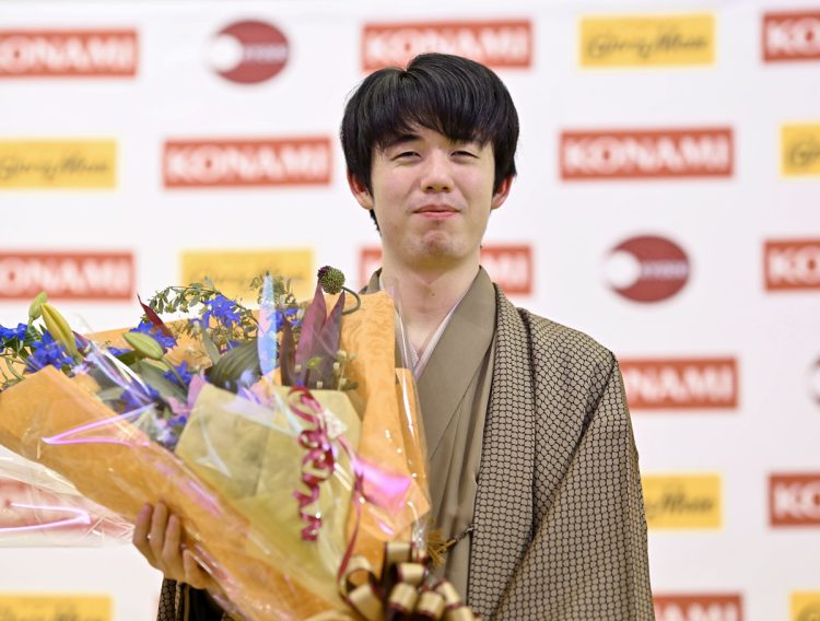 　将棋の第４９期棋王戦コナミグループ杯で初防衛し、花束を手にする藤井聡太棋王＝１７日午後、栃木県日光市