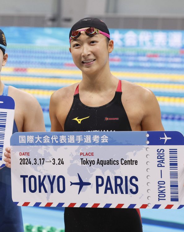 女子100mバタフライでパリ五輪代表に決まった池江璃花子（右）と平井瑞希＝東京アクアティクスセンター（写真／共同通信社）