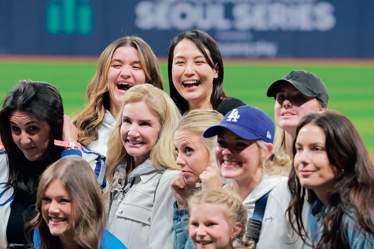 3月21日に韓国で行われた試合後にグラウンドで「婦人会」に笑顔で参加する真美子さん