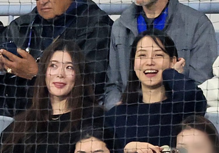 韓国での開幕戦を仲よく観戦する大谷の妻である真美子夫人（右）と水原氏の妻（共同通信社）