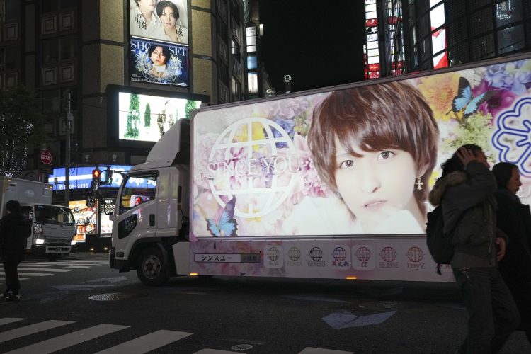 新宿・歌舞伎町を大型広告トラックが走り抜ける（イメージ、EPA＝時事）