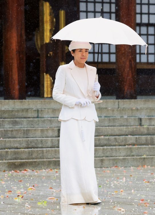 「昭憲皇太后百十年祭」の折、雨の降る中を真っすぐ歩かれる雅子さま（写真／JMPA）