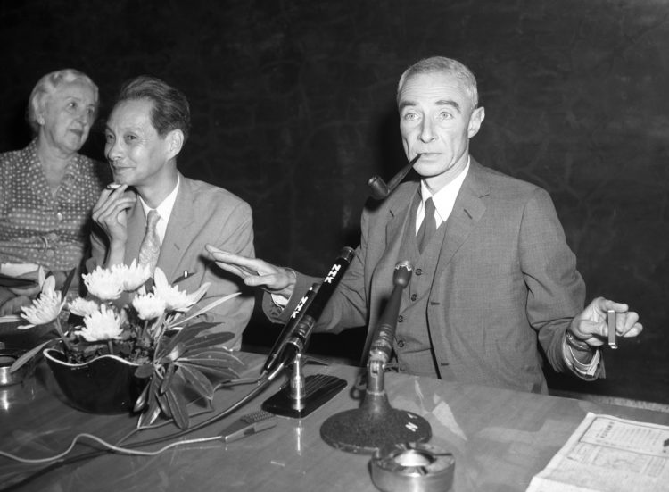 東京都港区の国際文化会館で記者会見をしたオッペンハイマー(1960年9月5日)(共同通信社)