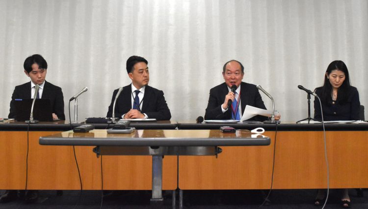 記者会見する日本腎臓学会の南学正臣理事長（右から2人目）と厚生労働省職員（時事通信フォト）