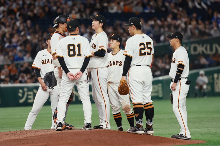 中日、DeNAとの3連戦ではいずれもバントミスが目立って負け越した巨人ナイン（時事通信フォト）