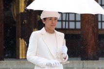 「昭憲皇太后百十年祭」の折、雨の降る中を真っすぐ歩かれる雅子さま（写真／JMPA）