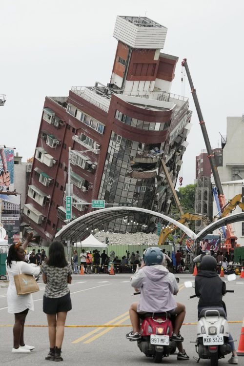 2024年4月3日の台湾地震で、1階部分から倒壊したビル（写真／共同通信社）