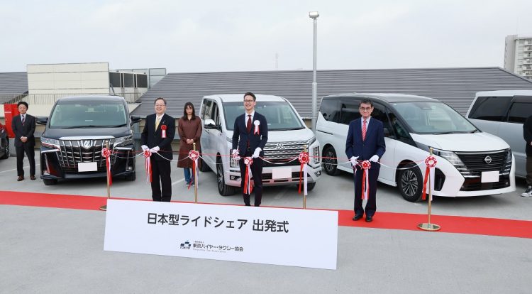 「ライドシェア」の出発式に出席した（右から）河野太郎デジタル相、東京ハイヤー・タクシー協会の川鍋一朗会長、斉藤鉄夫国土交通相（時事通信フォト）