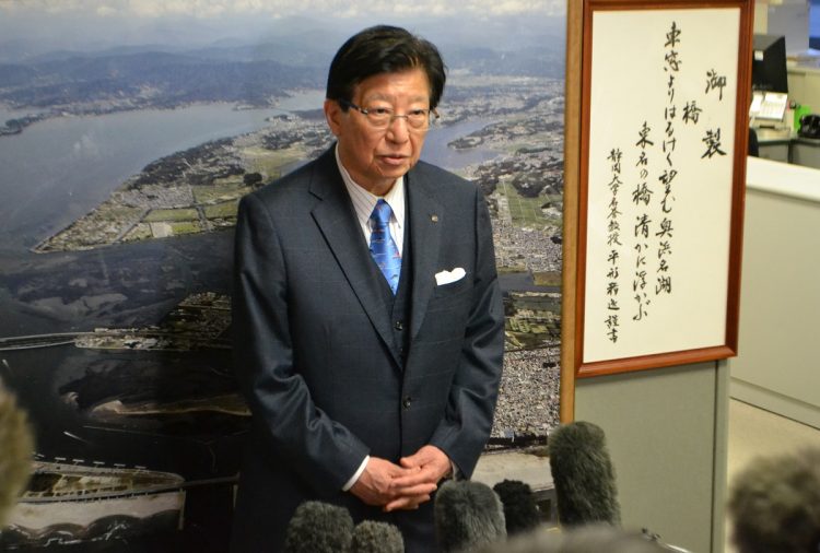 自身の発言について釈明する静岡県の川勝平太知事。4月2日午後、静岡県庁。このときは「不適切だと思っていなかった」と認めなかった（時事通信フォト）