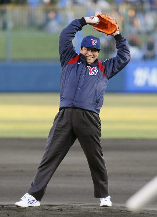 2011年4月28日、プロ野球・ヤクルト－巨人。始球式に臨む川勝平太静岡県知事（時事通信フォト）