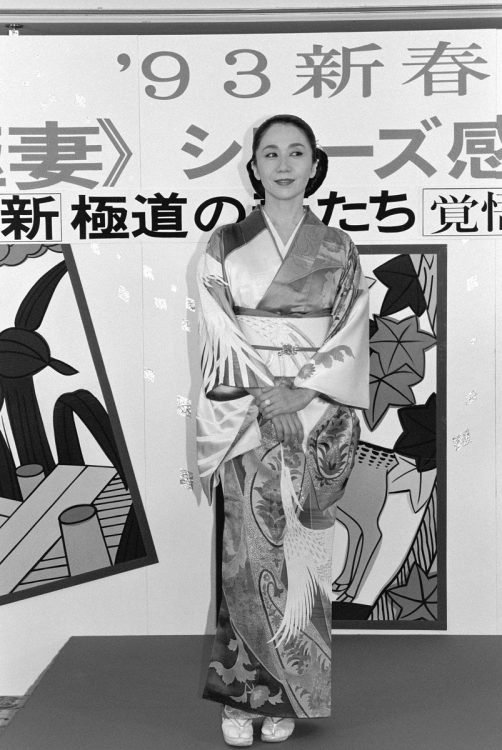 映画『極道の妻たち』シリーズのうち8作品で主演をつとめた岩下志麻。ヤクザの世界で女性が活躍するが、あくまで組長の妻である姐さんだった（時事通信フォト）