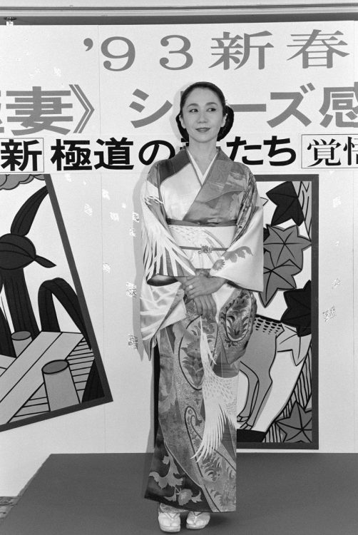 映画『極道の妻たち』シリーズのうち8作品で主演をつとめた岩下志麻。ヤクザの世界で女性が活躍するが、あくまで組長の妻である姐さんだった(時事通信フォト)