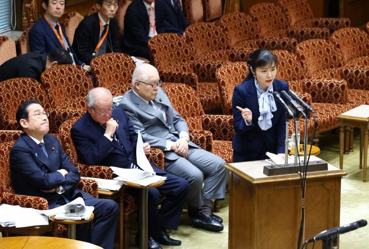 加藤鮎子こども政策担当相（右手前）。左下は岸田文雄首相（時事通信フォト）