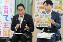 子育て政策に関する車座対話で政府の方針について説明する岸田文雄首相（左）。2023年7月31日、鳥取県日吉津村の子育て支援施設「ミライトひえづ」視察時（イメージ、時事通信フォト）