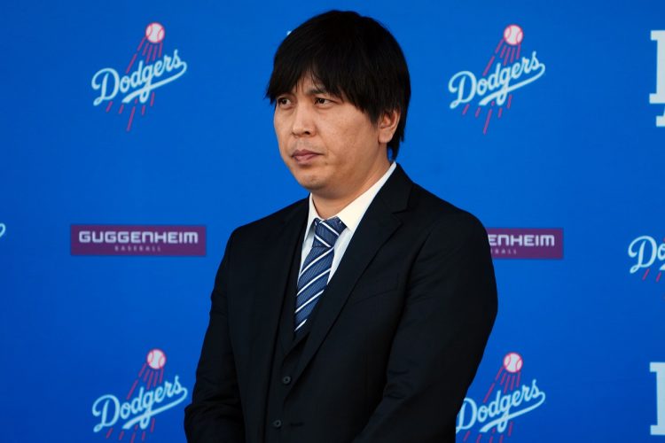 大谷翔平のドジャース入団会見時の水原一平。2023年12月14日（Sipa USA/時事通信フォト）