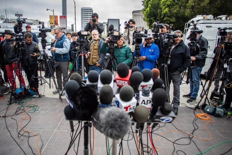 ロサンゼルスの連邦地方裁判所前には、水原一平が会見をするというので大勢の報道陣が集まっていたが、弁護士から声明が発表されただけで姿をあらわさなかった（AFP＝時事）
