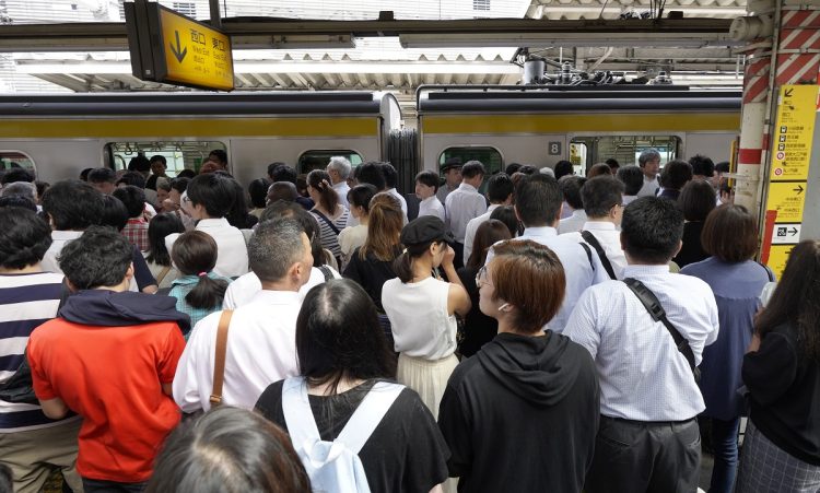 ゆずりあい、ぶつからないように配慮するつもりがまったくない「どかないおじさん」がいる(イメージ、時事通信フォト)