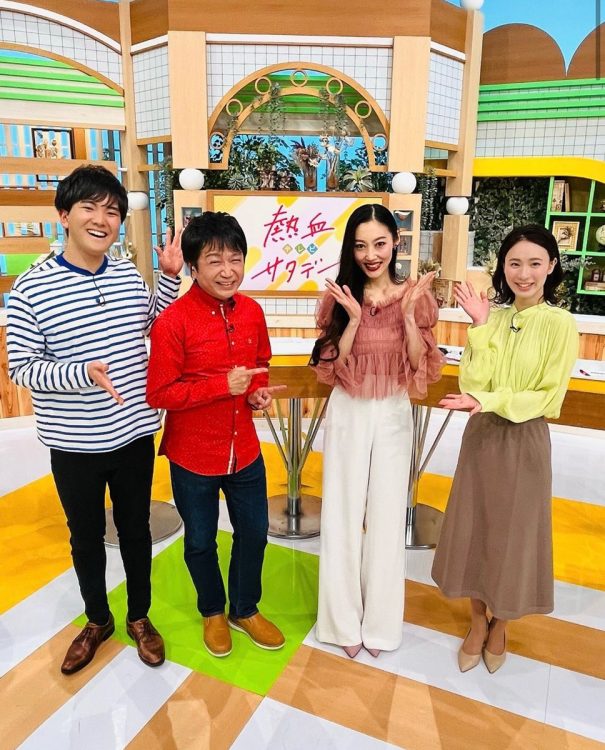 高橋裕アナ（左から2人目）は末延さんのディナーショーでも進行を務めた（画像は番組公式インスタより）