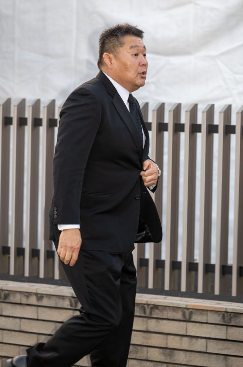スーツ姿の花田虎上氏