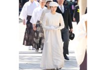 ホワイトのロングドレスで初めて明治神宮を参拝された（4月、東京・渋谷区。写真／JMPA）